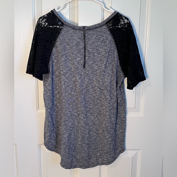Torrid Jersey Inspired Grey & Black Top, Lace Sleeves, size 0x - Picture 4 of 5